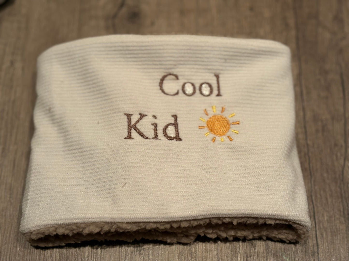 Cache-cou personnalisable à bouton pression