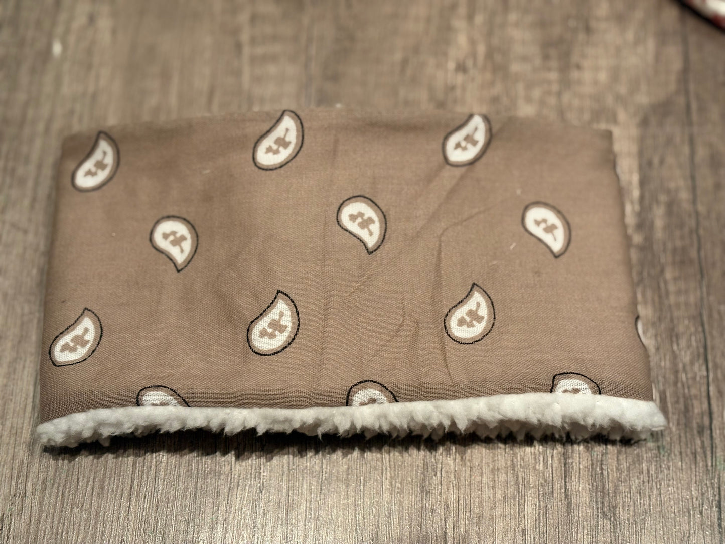 Cache-cou personnalisable à bouton pression